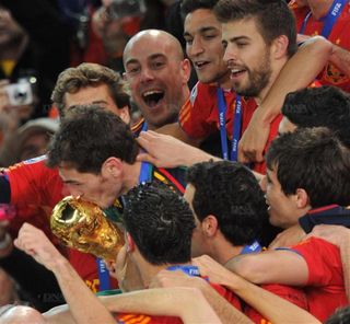 -capitaine-Iker-Casillas-embrasse-la-premiere-Coupe-du-monde-pour-l-Espagne-qui-est-venue-hier-a-bout-des-Pays-Bas-plus-rugueux-que-brillants_-(Photo-AFP)